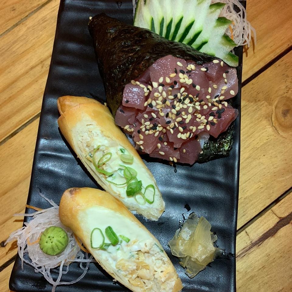 1 temaki atum + 1 harumaki de frango