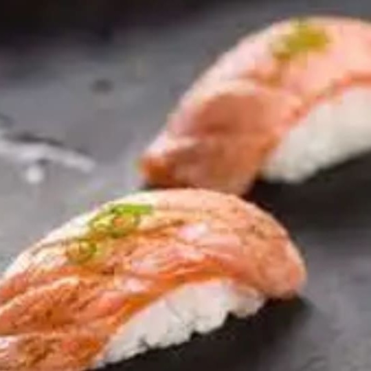 Bolinha de arroz com neta de salmão em cima , massaricado