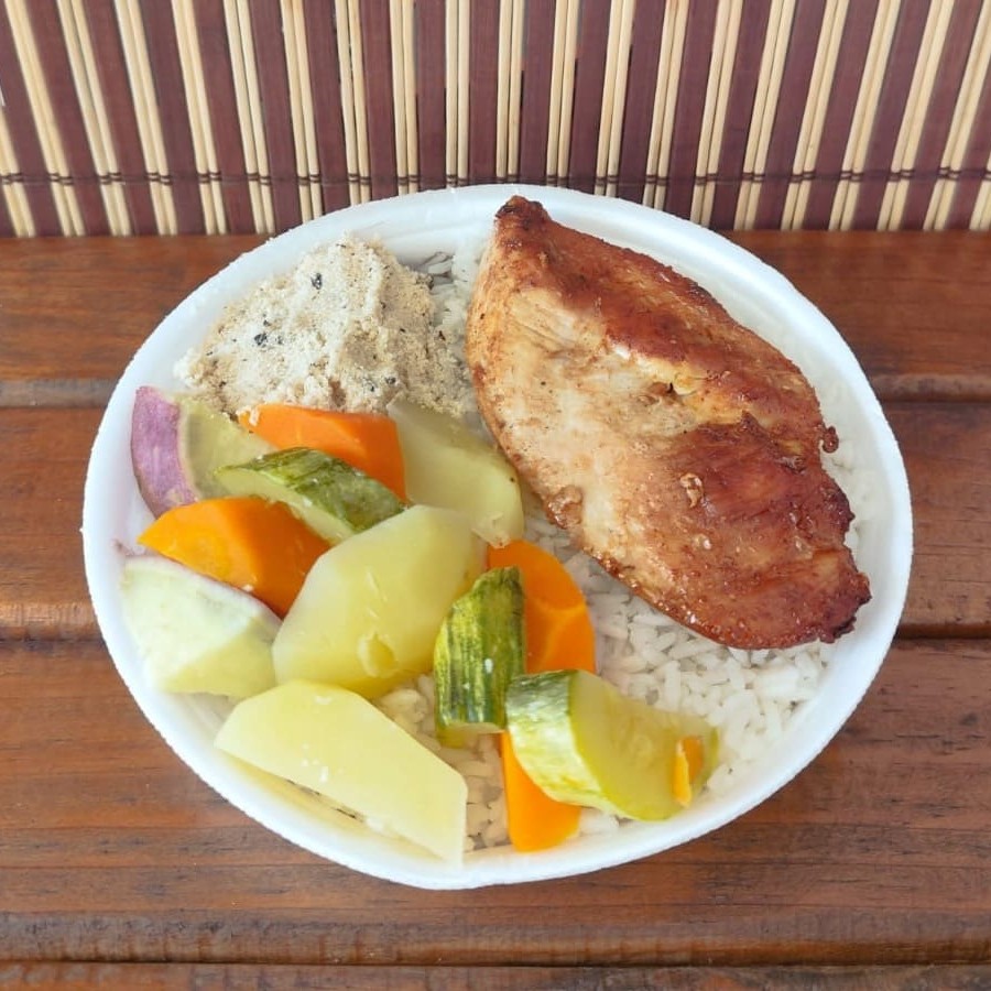 Filé de frango grelhado suculento, servido com arroz branco soltinho, feijão refogado saboroso, farofa crocante da casa e uma seleção especial de legumes cozidos no ponto certo, repletos de cor e sabor. Marmita com cerca de 750g, ideal para quem busca uma opção nutritiva e caseira. Perfeita para o Dia a Dia, com gostinho de comida feita com carinho!