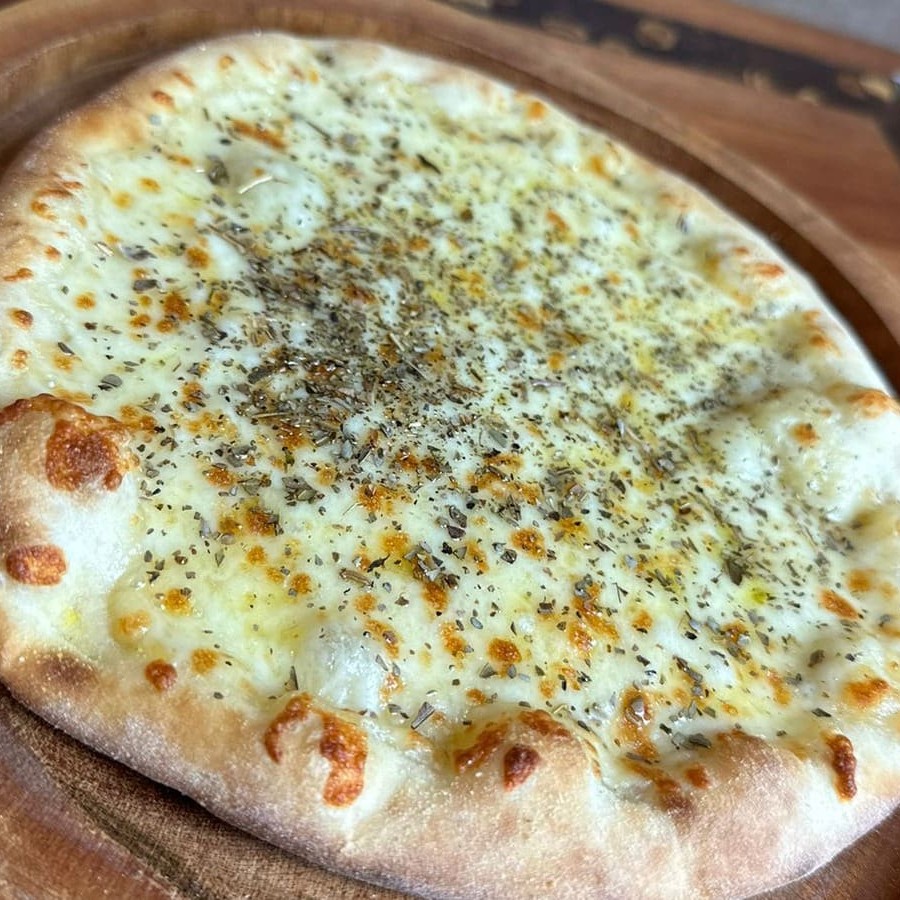 Esfiha de Muçarela, orégano + Guaravita.