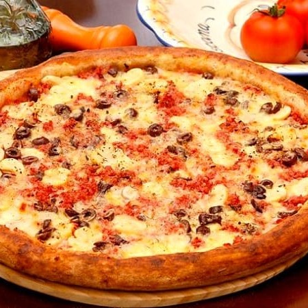 Deliciosa Pizza de Calabresa coberta com Mussarela