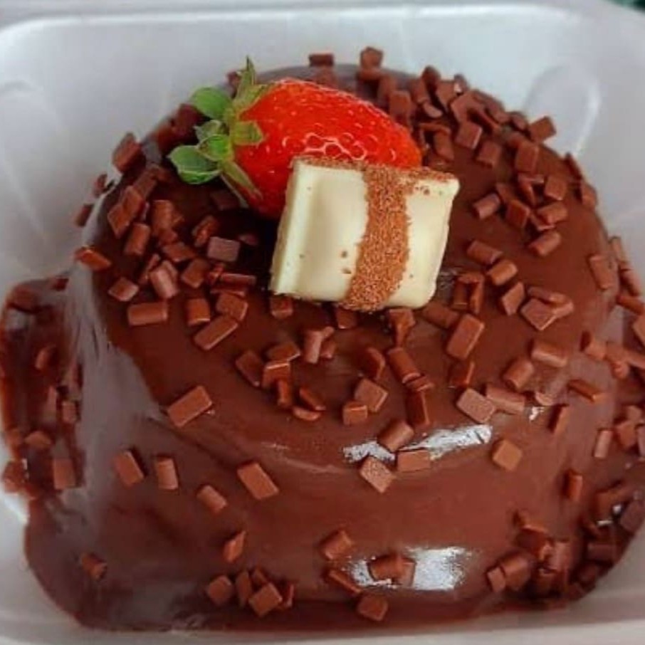 Massa: chocolate.   Recheio: brigadeiro de chocolate  Apx: 200g a 300g