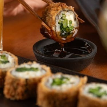 Enrolado empanado em massa especial vegana (farinha, água e fermento) com cream cheese (Original ou vegano) e brócolis.   (obs: Hot com cebolinha)