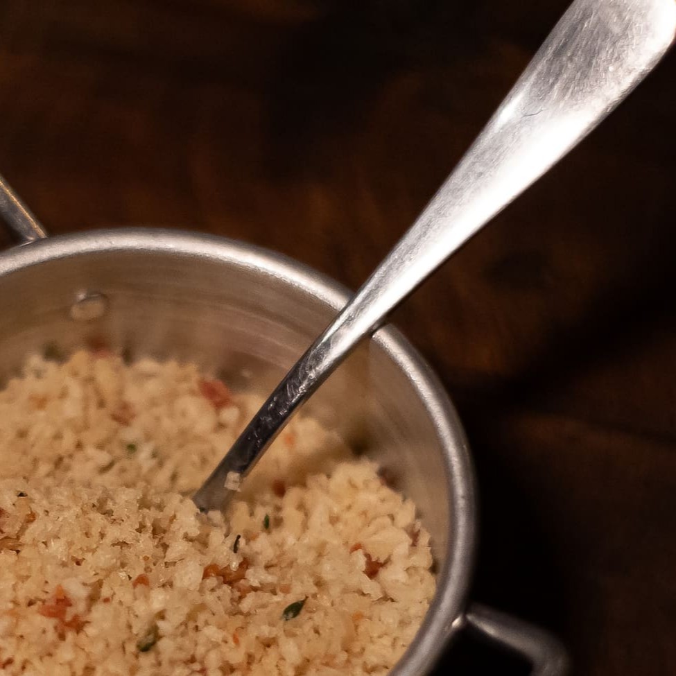 Feita com farinha panko, tomilho e bacon. A quantidade é indicada para 2 pessoas já levando em consideração outros dois acompanhamentos.