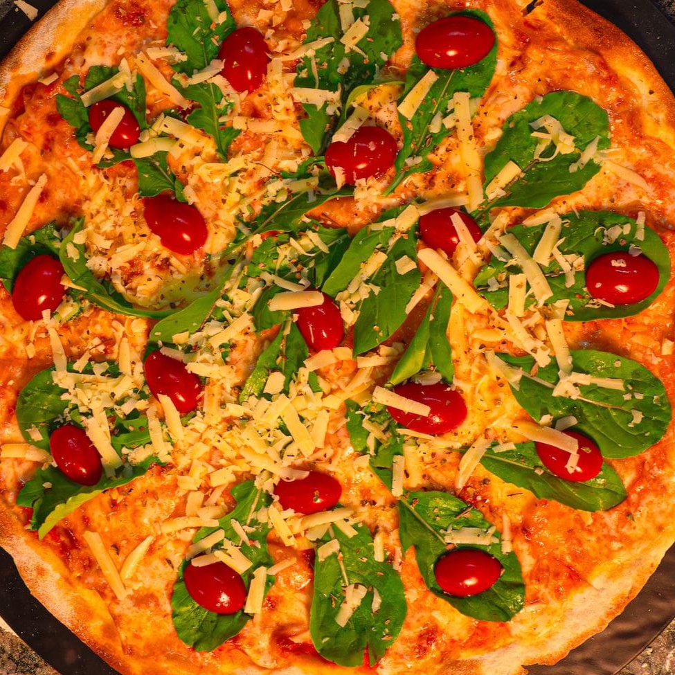Molho de tomate pelati italiano, queijo mussarela cremoso, rúcula fresca, suculentos tomates cereja e delicadas lascas de queijo parmesão italiano.
