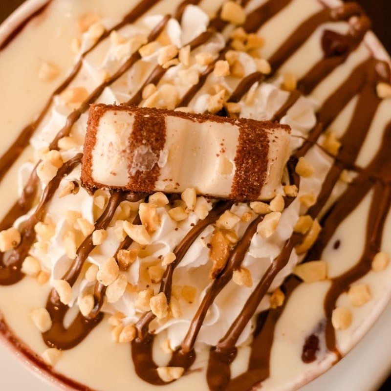 A combinação perfeita de chocolate branco, Nutella, Kinder bueno, amendoim e chantilly. Enviado em embalagem térmica de isopor. *imagem meramente ilustrativa