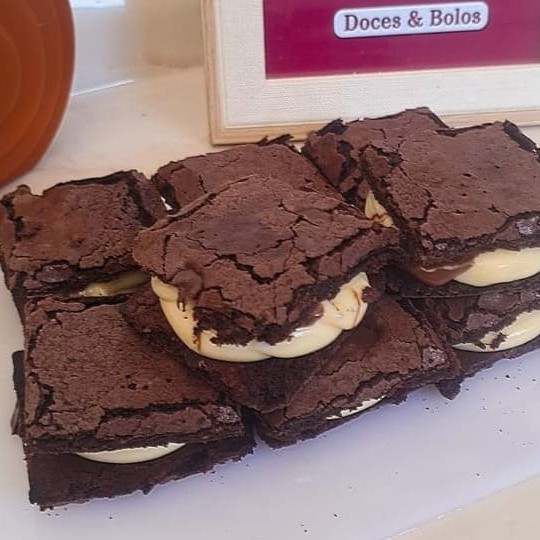 É fã do nosso Brownie da Casa? Claro que sim! Imagina agora que ele está Maior! 5x5! E se ainda não experimentou um sanduíche de brownie com um recheio cremoso e delicioso como o nosso, peça agora essa sobremesa suculenta!! Nosso Sanduíche de Brownie consiste em um brownie de massa úmida, saborosa e caprichosamente recheado.   brownie sanduiche chocolate Ninho doce de leite sobremesa delícia confeitaria artesanal