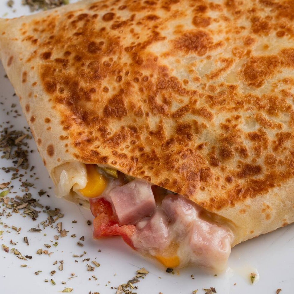 Mussarela, tomate, cebola e manjerição.