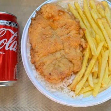 "Filé de frango à milanesa crocante, acompanhado de arroz soltinho, feijão temperado, batata frita dourada e uma Coca-Cola lata bem gelada. Uma refeição completa, saborosa e irresistível!"""