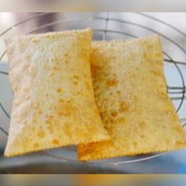 Pastel Caipira  O sabor da roça no seu pastel! Recheado com frango desfiado bem temperado, milho, mussarela derretida, pedaços de ovo cozido, bacon crocante e o toque cremoso do Catupiry. Um pastel generoso, com aquele gostinho caseiro que aquece o coração e conquista no primeiro pedaço. Crocante por fora, recheado de sabor por dentro!  imagem ilustrativa.