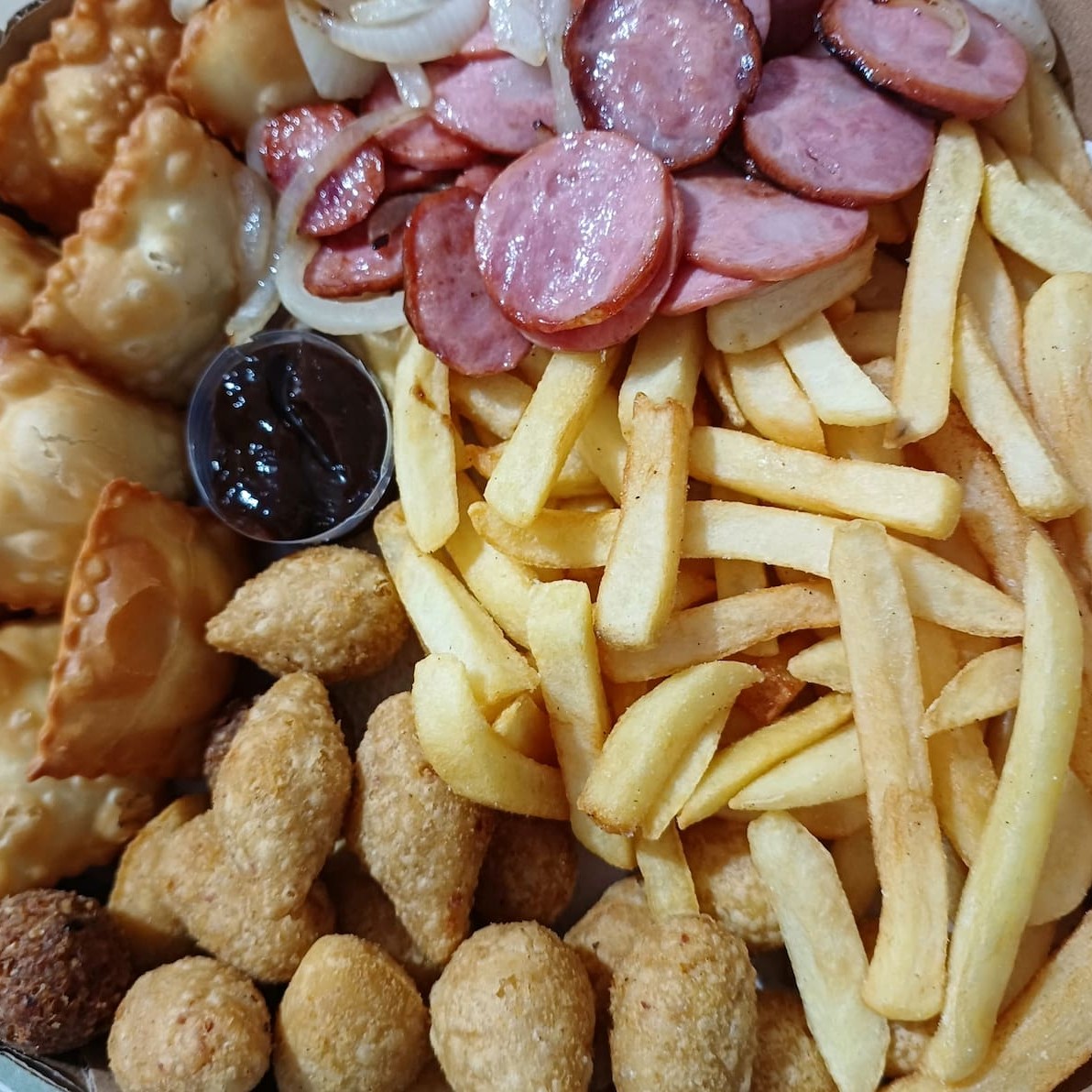 Mini pastéis,  salgadinhos,  Batata frita e calabresa acebolada.