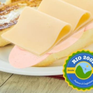 Apresentamos nosso inigualável Sanduíche de Blanquet com Mussarela, uma criação gastronômica da categoria 'Sanduíches'. A suculência do blanquet de peru, conhecido por seu sabor delicado e textura sedosa, se une harmoniosamente à cremosidade da mussarela de alta qualidade. Ambos são cuidadosamente acomodados em nosso pão fresco e crocante, resultando em uma combinação de sabores que promete uma experiência culinária realmente satisfatória. Este sanduíche é a opção perfeita para quem busca uma refeição rápida, mas não abre mão de uma experiência saborosa e nutritiva. Saboreie!