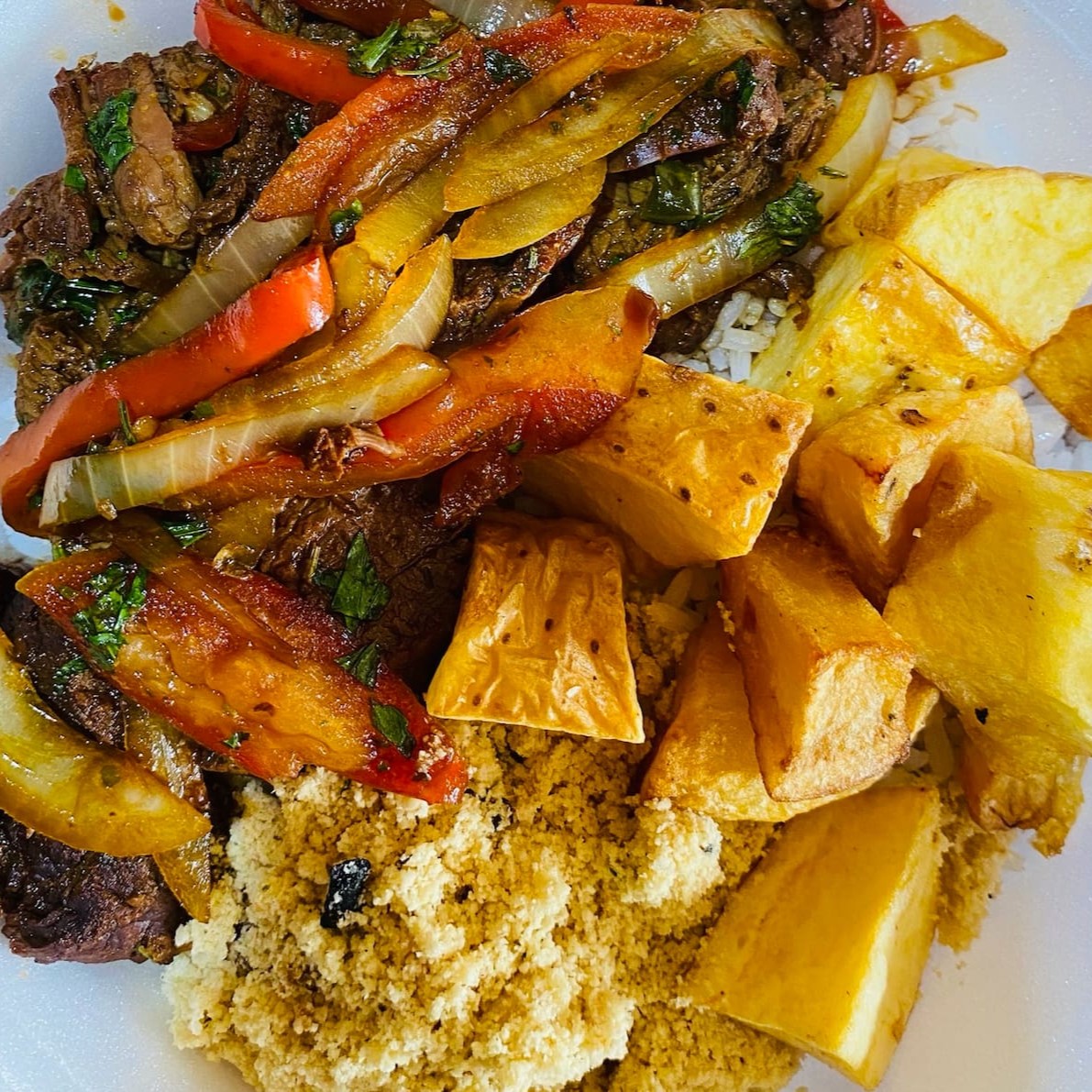 Arroz branquinho, feijão bem temperado, farofa, fritas ou legumes e carne assada.