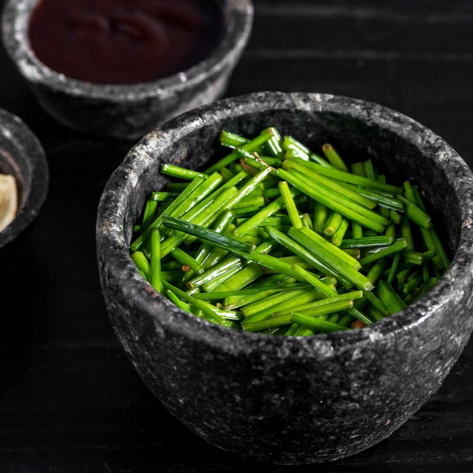 Refogado no alho e shoyu.