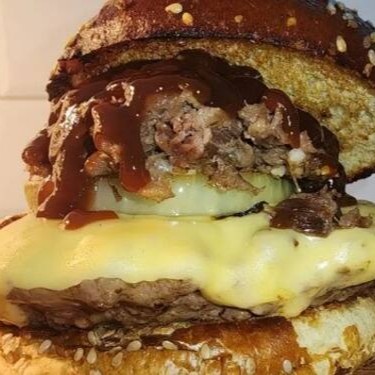 Pão Prime Bun da Bread Maker, blend 180 gramas, queijo prato, cebola assada, costela desfiada e barbecue