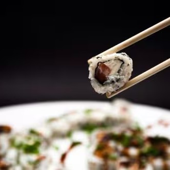 . Salmão, cream cheese, alga, arroz e gergelim por fora.

Seis unidades de uramaki recheadas com fatias frescas de salmão e cream cheese cremoso, envoltas em alga nori e arroz japonês no ponto ideal. Finalizadas com gergelim tostado, essas peças trazem uma combinação clássica e sofisticada, unindo a suavidade e leveza do salmão com a cremosidade marcante do queijo, resultando em uma experiência gastronômica rica e prazerosa.