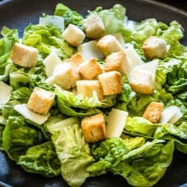 Desfrute de uma refrescante Salada Caesar, realçada com uma proteína à sua escolha, tornando-a uma refeição substanciosa e equilibrada. Para completar, escolha a bebida de sua preferência para dar o toque final a seu combo individual. Uma combinação perfeita para um almoço leve ou jantar saboroso.