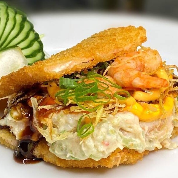 01 unidade. Sushi Burguer de Camarão, Cream cheese, molho teriaki, molho especial de hamburguer, geleia de pimenta e alho poró. Um dos nossos campeões de pedidos.