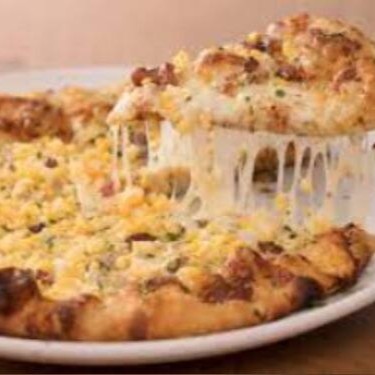 Molho de tomate, muçarela, bacon, ovos ralados e parmesão.