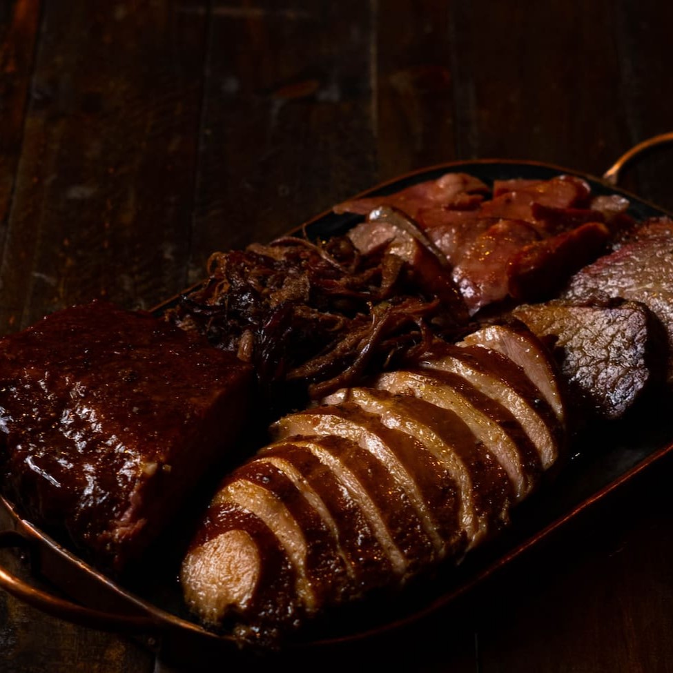 Meio frango defumado marinado na cerveja, brisket, cupim defumado, linguiça de lombo suíno defumada e copa lombo defumado.