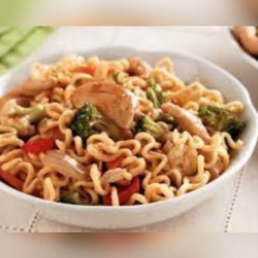 Lamém com legumes refogados no tradicional Sake Japonês e autênticos molhos chineses com Frango em tiras. Legumes: Repolho Verde, Repolho Roxo, Brócolis e Cenoura.