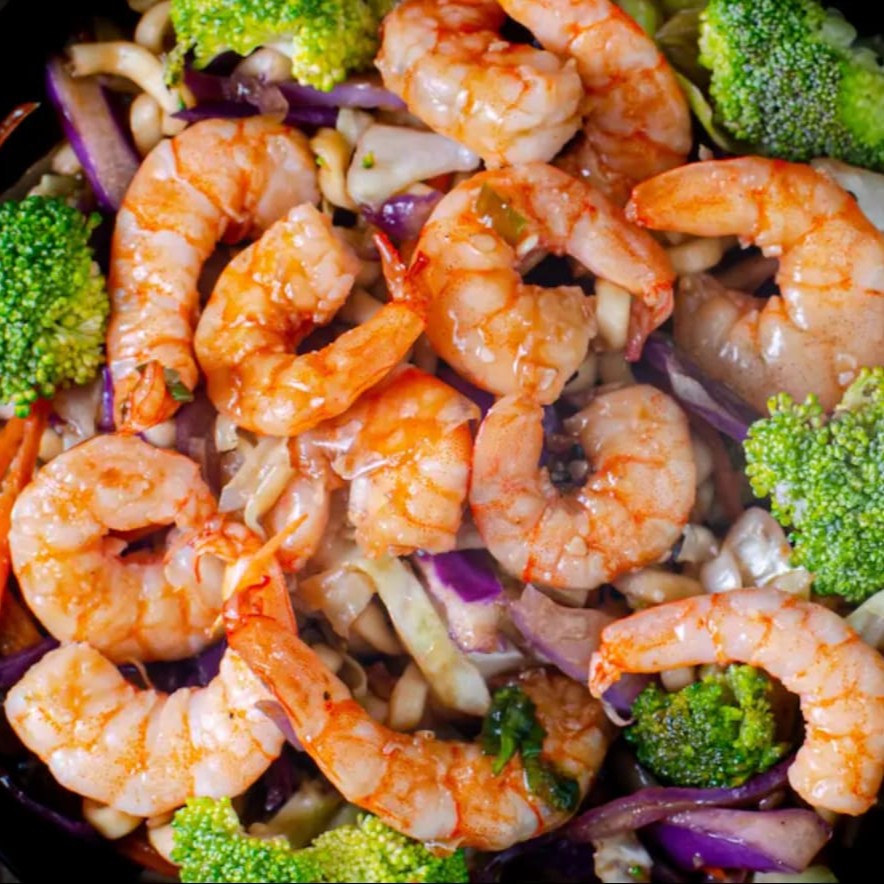 O nosso Yakisoba de camarão é o prato perfeito para uma pessoa que busca uma experiência culinária única. Cuidadosamente preparado com macarrão oriental de alta qualidade, cenoura, brócolis, repolho e camarão finalizados com o molho especial. Esse sabor vai te levar ao Japão!