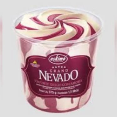 Delicie-se com o nosso sorvete 'Grego com Amora', uma verdadeira joia da linha 'Potes 1,5l Grand Nevado' da Eskimó. Este sorvete encantador mescla a autenticidade e a riqueza do sabor do iogurte grego com a doçura inebriante da calda de amora, proporcionando uma experiência degustativa única e memorável. Sua textura, tão leve e delicada quanto um floco de neve, derrete suavemente na boca, deixando um rastro de prazer indelével. Seja para uma sobremesa excepcional ou um agrado no meio do Dia, o nosso 'Grego com Amora' é a opção ideal para os verdadeiros apreciadores da refinada arte da gelateria.