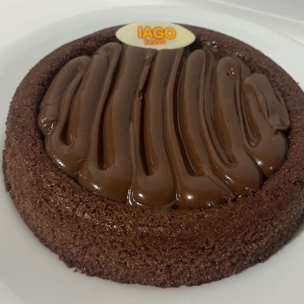 Bolo em formato redondo - 18cm Massa de chocolate com cobertura de chocolate