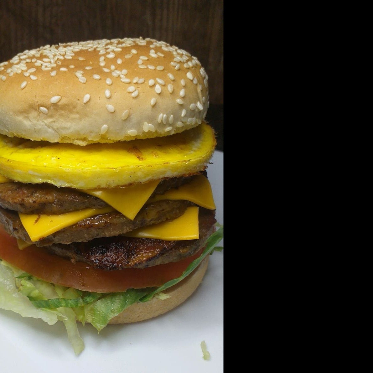 Pão com Gergelim, 3 Carnes, 3 Ftaias de Cheddar, Bacon, 1 Ovo, alface americana, tomate e molho especial