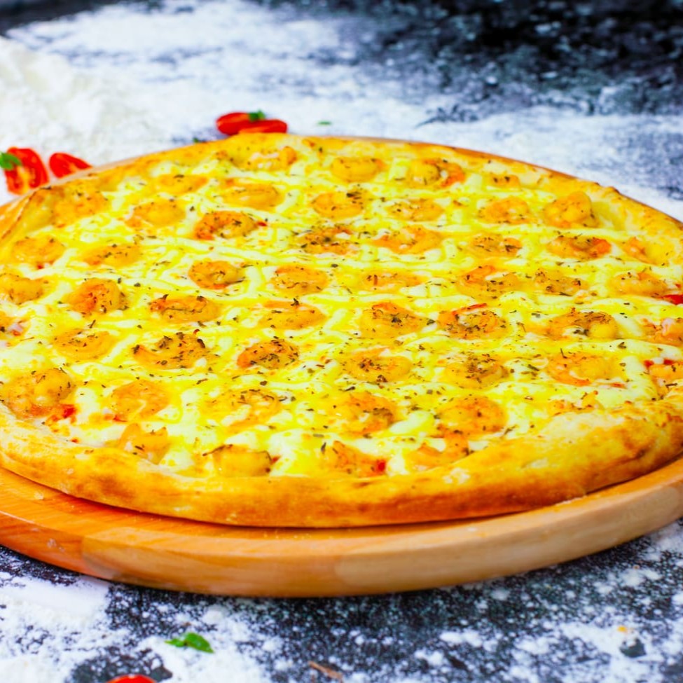 Pizza de 40cm! Feita com uma massa artesanal única, cuidadosamente preparada para proporcionar uma experiência incrível ao paladar. Vem abundantemente recheada, garantindo um sabor marcante a cada mordida. Utilizamos apenas ingredientes de qualidade superior, escolhidos a dedo, para assegurar a excelência do nosso prato. Saboreie o autêntico sabor da pizza artesanal, perfeita para compartilhar em momentos especiais. Aventure-se nesta experiência gastronômica irresistível!