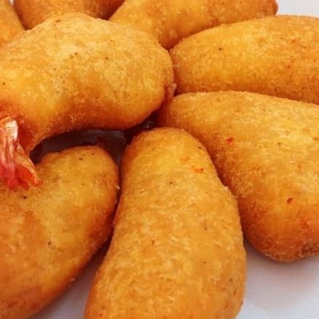 O salgadinho de camarão empanado é uma verdadeira delícia que combina o sabor suave e delicado do camarão com o toque crocante e dourado do empanado.