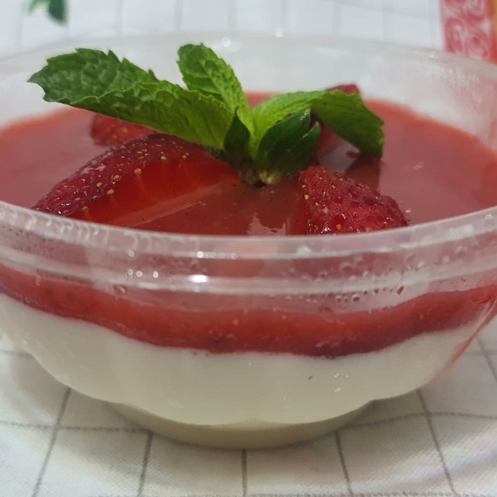 Panna cotta é uma sobremesa muito tradicional na Itália; ela é leve, feita com creme de leite, aromatizado com baunilha, servida com calda artesanal de morango, finalizada com pedaços de morangos frescos.
