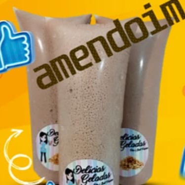 Nosso Sacolé Gourmet Tradicional 'Amendoim' é uma delícia irresistivelmente cremosa. Uma base rica e suave de leite, com creme de leite e leite condensado, proporcionando uma textura magnífica e irresistível. O encanto deste sacolé é o amendoim torrado artesanalmente, conferindo um constraste perfeito entre o amendoim e o chocolate . Com 150ml de recheio e aproximadamente 15cm de pura indulgência, é a experiência gourmet perfeita. Desfrute desta maravilha e compartilhe sua experiência com as hashtags #Amendoim #Sacolégourmet #Artesanal. Aproveite nossas ofertas e cupons para uma experiência gourmet acessível!