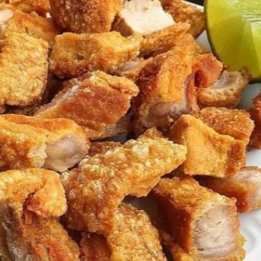 Generosa porção de Torresmo temperado e crocante acompanhado do nosso delicioso Aipim frito.