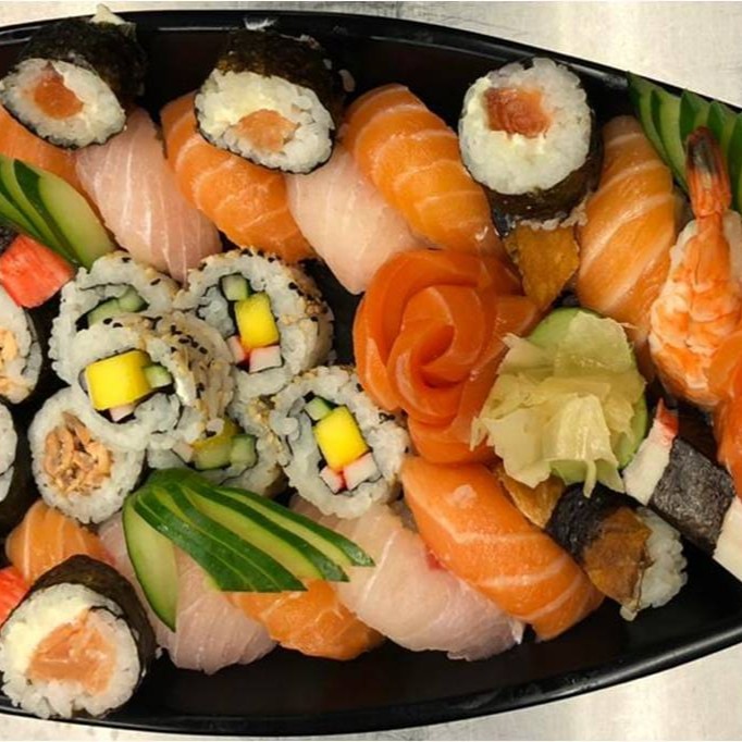 Sashimi (4 salmão, 4 peixe branco), sushi (3 salmão, 3 kani, 3 skin, 3 polvo, 3 camarão, 3 peixe branco), makimono (4 califórnia, 3 filadélphia, 4 hot, 3 uramaki sklin)