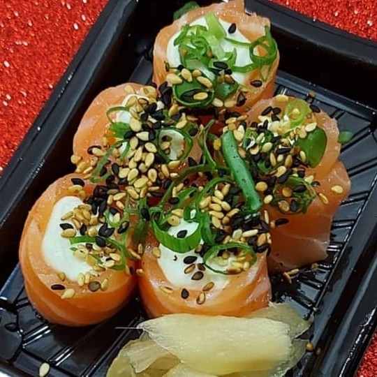 Enroladinho de salmão, creme cheese e cebolinha 5 unidades