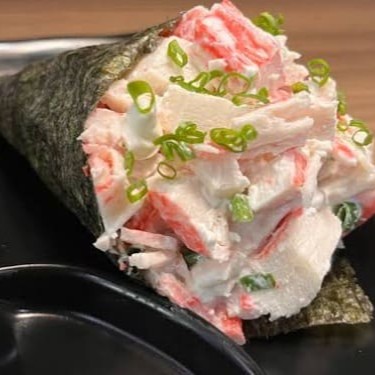 Temakis de kani ( carne de caranguejo) com arroz japonês e enrolado de cone por fora com alga marinha recheado com kani creame chessee e cebolinha