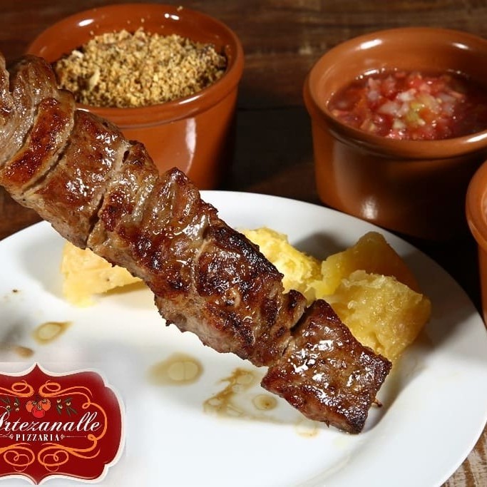 Apresentamos a nossa sugestão: Espetinho com Complemento, uma opção deliciosa e personalizada da nossa categoria 'Churrasco: Para Compartilhar'. Você tem a liberdade de escolher 1 espetinho ao seu gosto, preparado com perfeição. Para acompanhar, uma guarnição bem servida e cuidadosamente selecionada para realçar os sabores. Uma combinação perfeita para um almoço ou jantar, trazendo a essência do autêntico churrasco brasileiro ao seu prato.