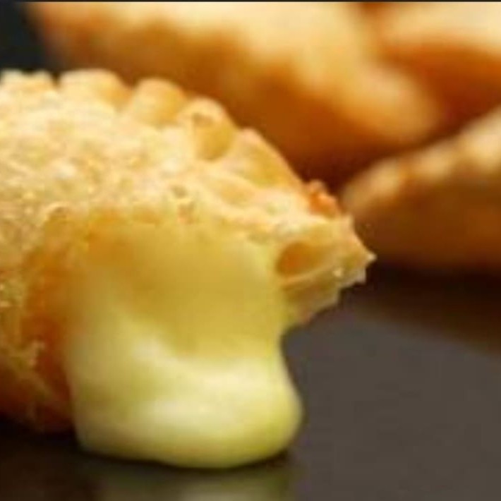 Deliciosos pastéis recheados com mussarela e orégano.  6 unidades