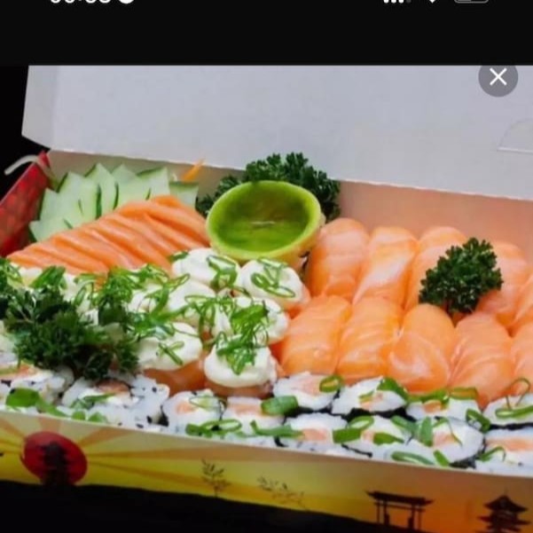 10 sashimi salmão 10 sushi salmão 6 joe tradcional com arroz 10 filadelfia  10 california  10 uramaki skin  10 hot filadelfia  2 harumaki doce (sabor do Dia)  Obs: não colocamos gengibre e wasabi nos pedidos, caso queria que vá coloca na descrição, caso queria maior quantidade adicional. Combos maiores tem tempo de entrega maior. Atencão: não trocamos peças de combos.  Todos combos vão com um kit porém não obrigatório! Contém: 2 hashi, 3 sachê shoyu, 1 sachê tare, 1 nozuko, 1 teriak artesanal 30 ml.  Alguma intercorrências entrar em contato com número da loja! Ps: não costumamos responder chat.