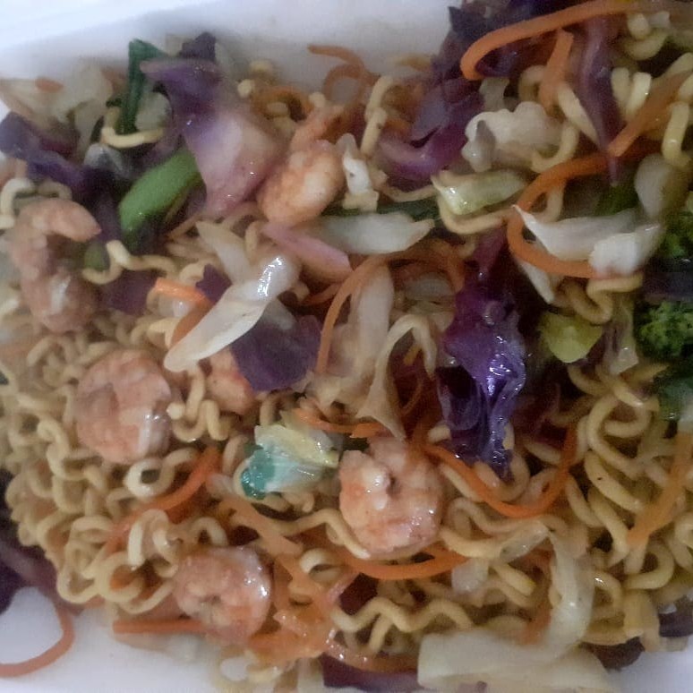 Camarão repolho verde repolho roxo cenoura brócolis macarrão