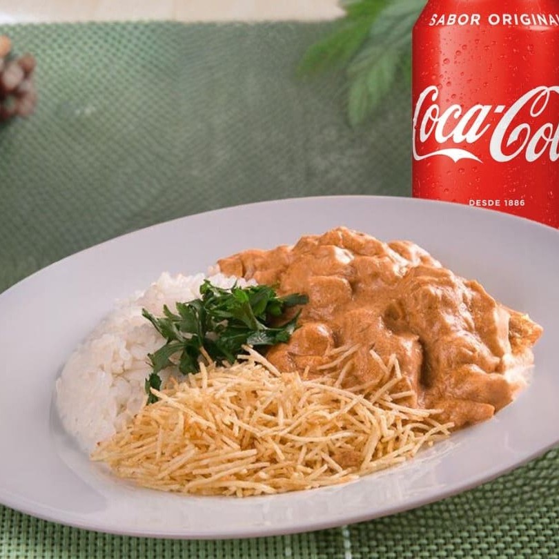 O clássico strogonoff de frango acompanhado de arroz soltinho e batata palha crocante  + uma Coca-Cola lata 350ml muitoo gelada. Marmita 800grs
