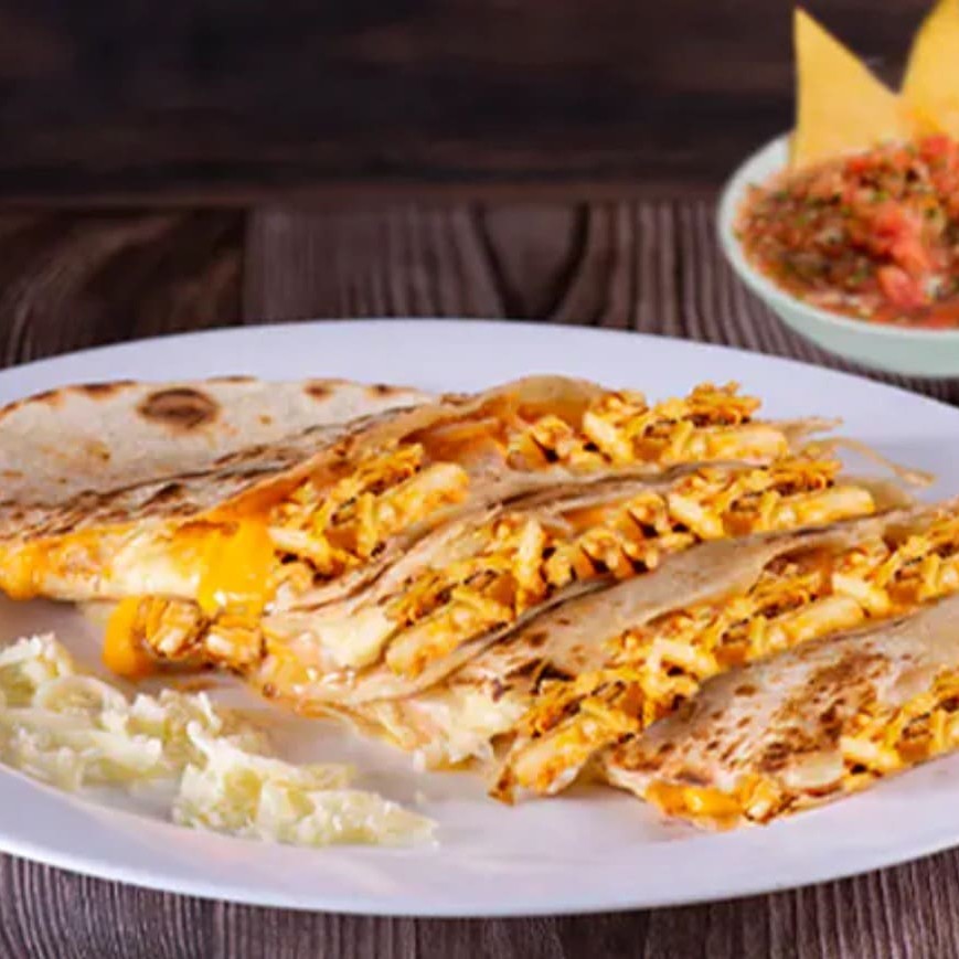 4 quesadillas dobradas em meia lua , Recheadas com Mussarela , frango desfiado e queijo chedar ! Cortesia : um molho salsa 140 ml