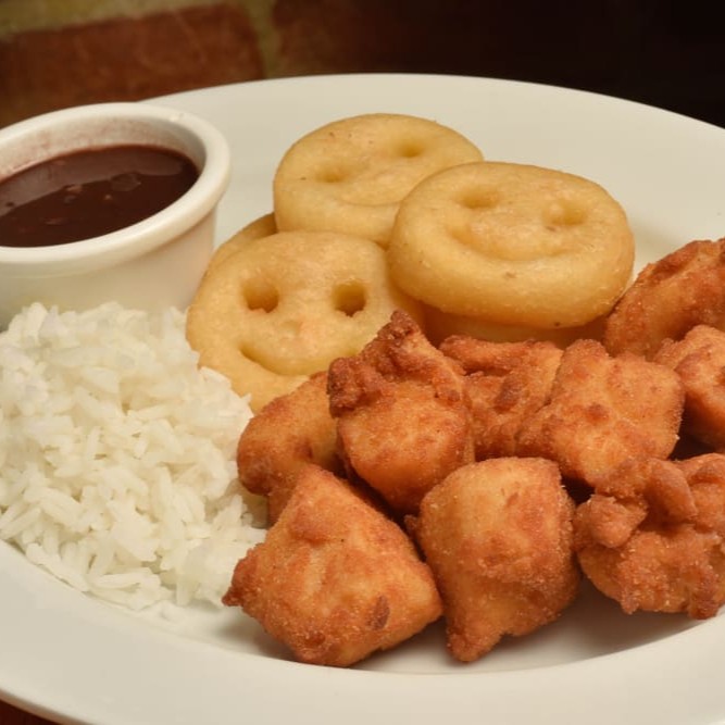 Filézinhos de peixe, fritos à dorê, servido com purê de batata, arroz e feijão.