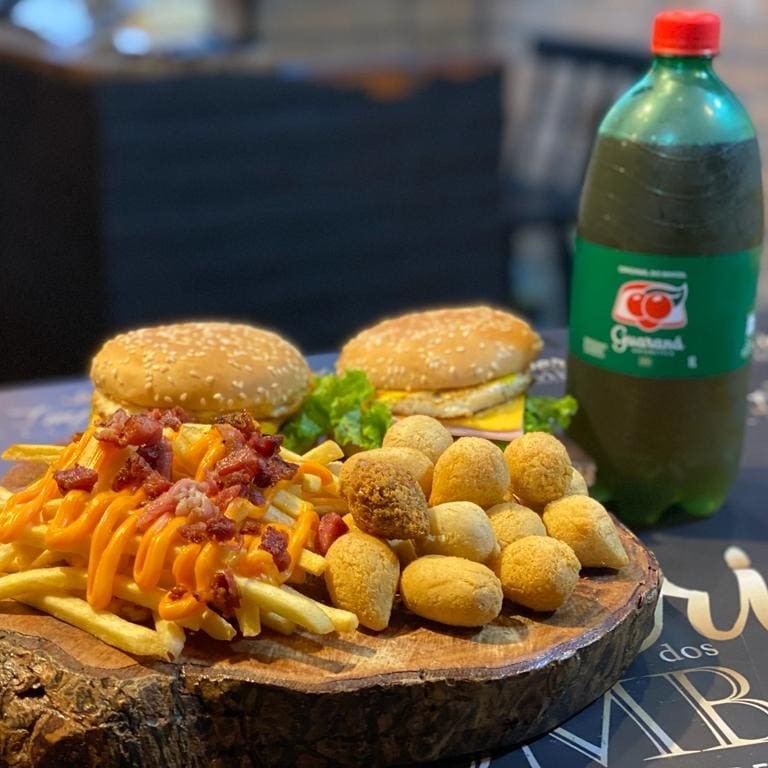 2 x-tudo(uma carne) 20 salgadinhos Porção de batata frita c/ cheddar e bacon Refrigerante 1l.