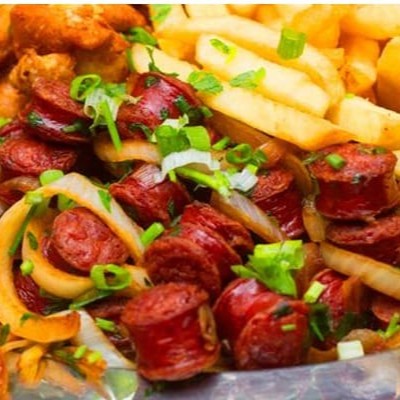 Marmitex de Linguiça fina com cebola.  Acompanha:  arroz, feijão, farofa e salada. Pode trocar salada por fritas.