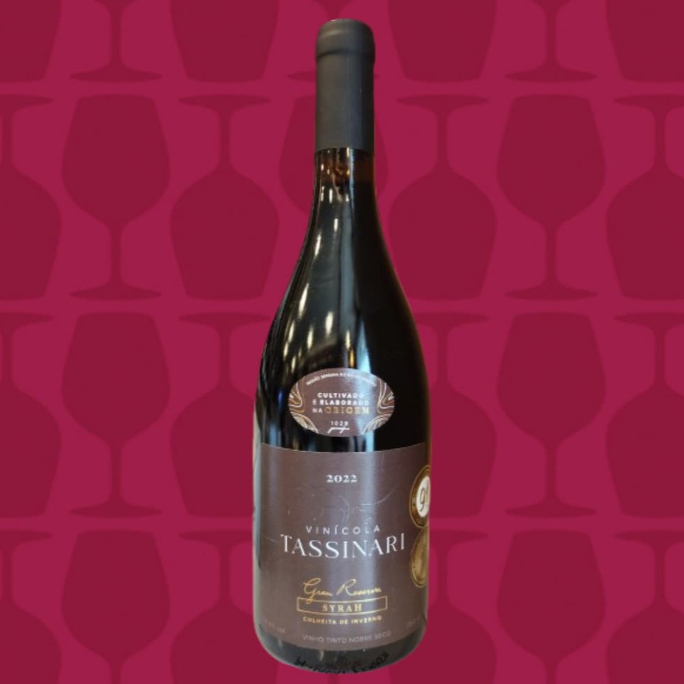 Uvas de colheita de inverno produzidas com a técnica da dupla poda e selecionadas na colheita manual. Vinificado em tanque de inox com seis meses de passagem em barricas de carvalho francês de primeiro uso. Vinho com estabilização natural, pode apresentar resíduos.