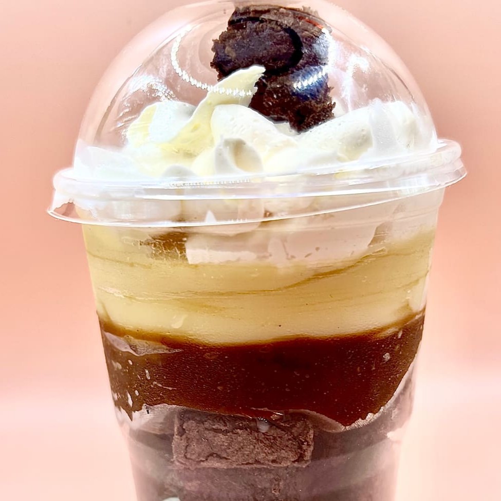 Composto por creme de Ninho e brigadeiro branco e brigadeiro 50% cacau com pedaços de brownie finalizado com o chantilly Ninho e brownie