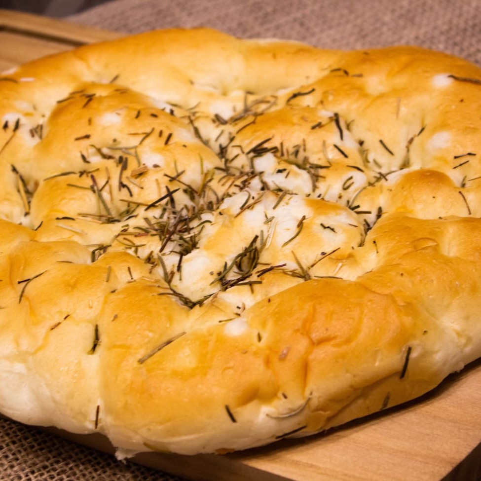 Nossa focaccia de alecrim é uma combinação perfeita de massa macia e fofinha com o sabor aromático do alecrim Escolha o tamanho