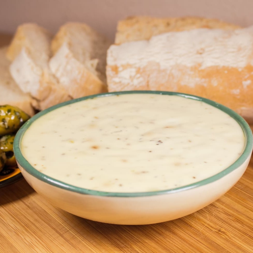 Cremosa, aromática e cheia de sabor! Nossa pastinha de alho é leve e equilibrada, ideal para acompanhar pães, torradas e tapiocas. Um clássico que transforma qualquer lanche em uma experiência irresistível. • Diferencial: feita com alho fresco e base cremosa artesanal. • Alergênicos: contém leite e glúten.